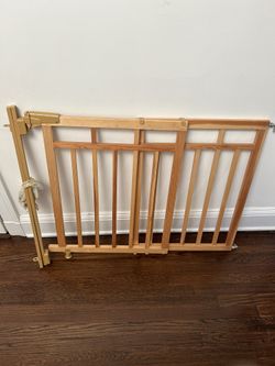Baby Gate Wood 40x33 With Hardware  by Summer