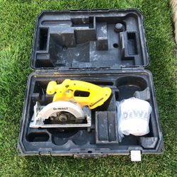 Dewalt cordless 6 1/2 circular saw 18 Volt with case-tool only
