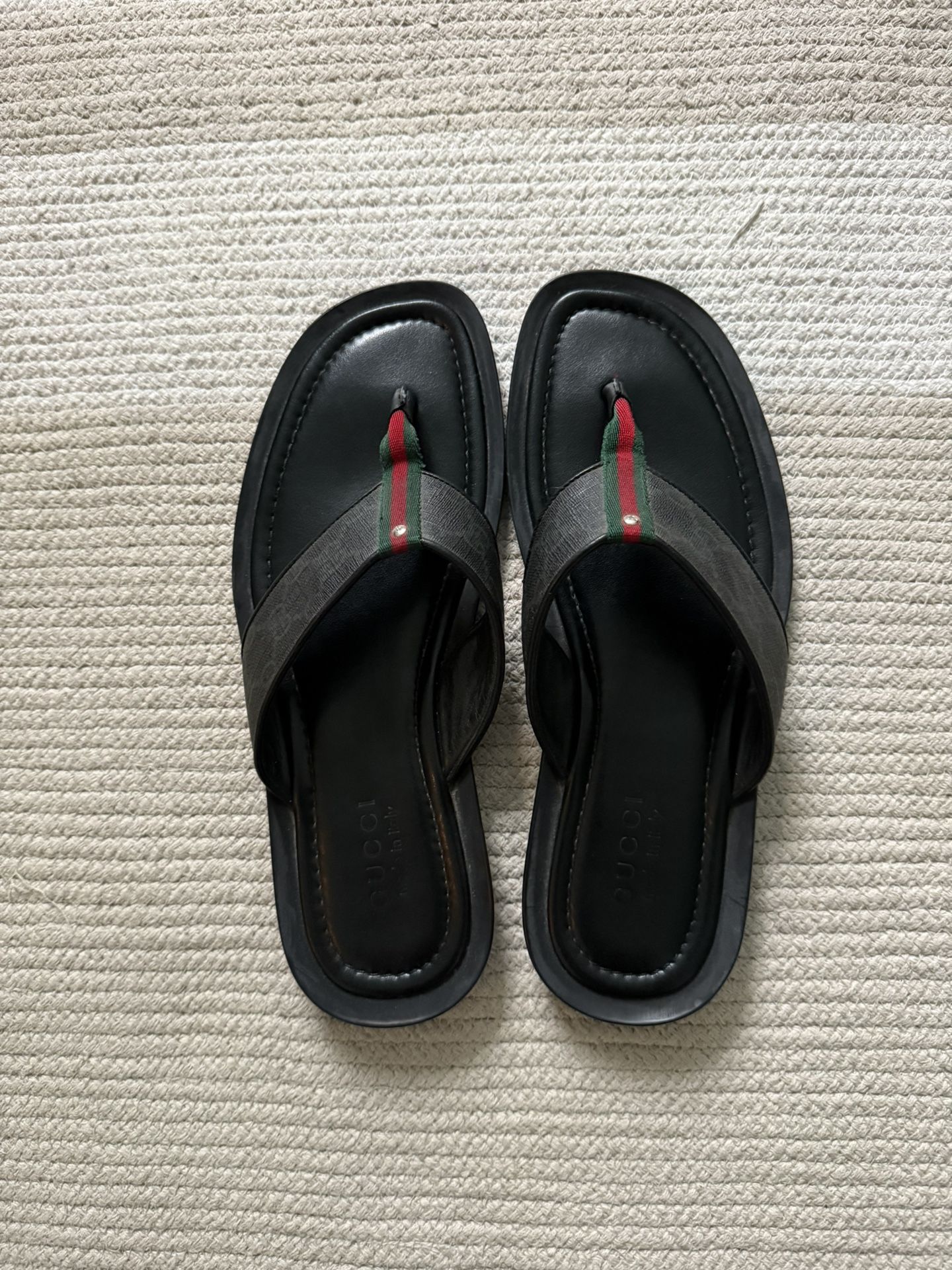Gucci GG Supreme Flip flops 