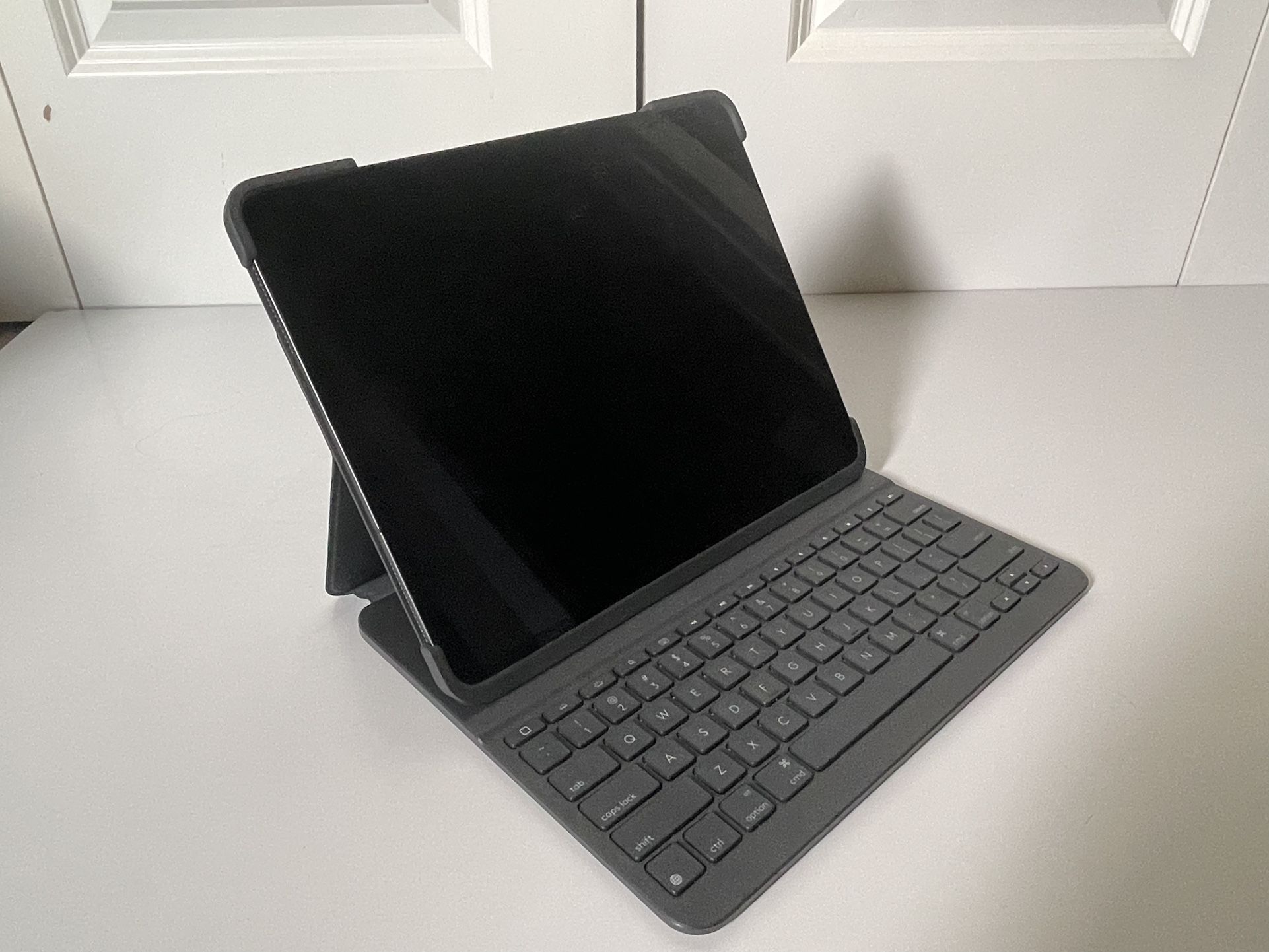 iPad Pro 12.9" (4th Gen, 256GB, Wi-Fi + Cellular) + Accessories