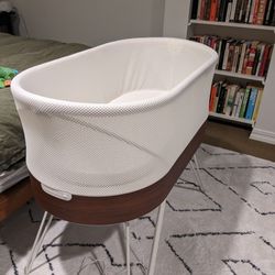 Perfect Condition Snoo Baby Bassinet PENDING PICKUP