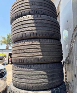 235/55/20 Goodyear Tires con 80% de vida las 4