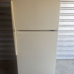 White Amana Refrigerator And Freezer