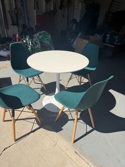 Small pedestal table with four chairs