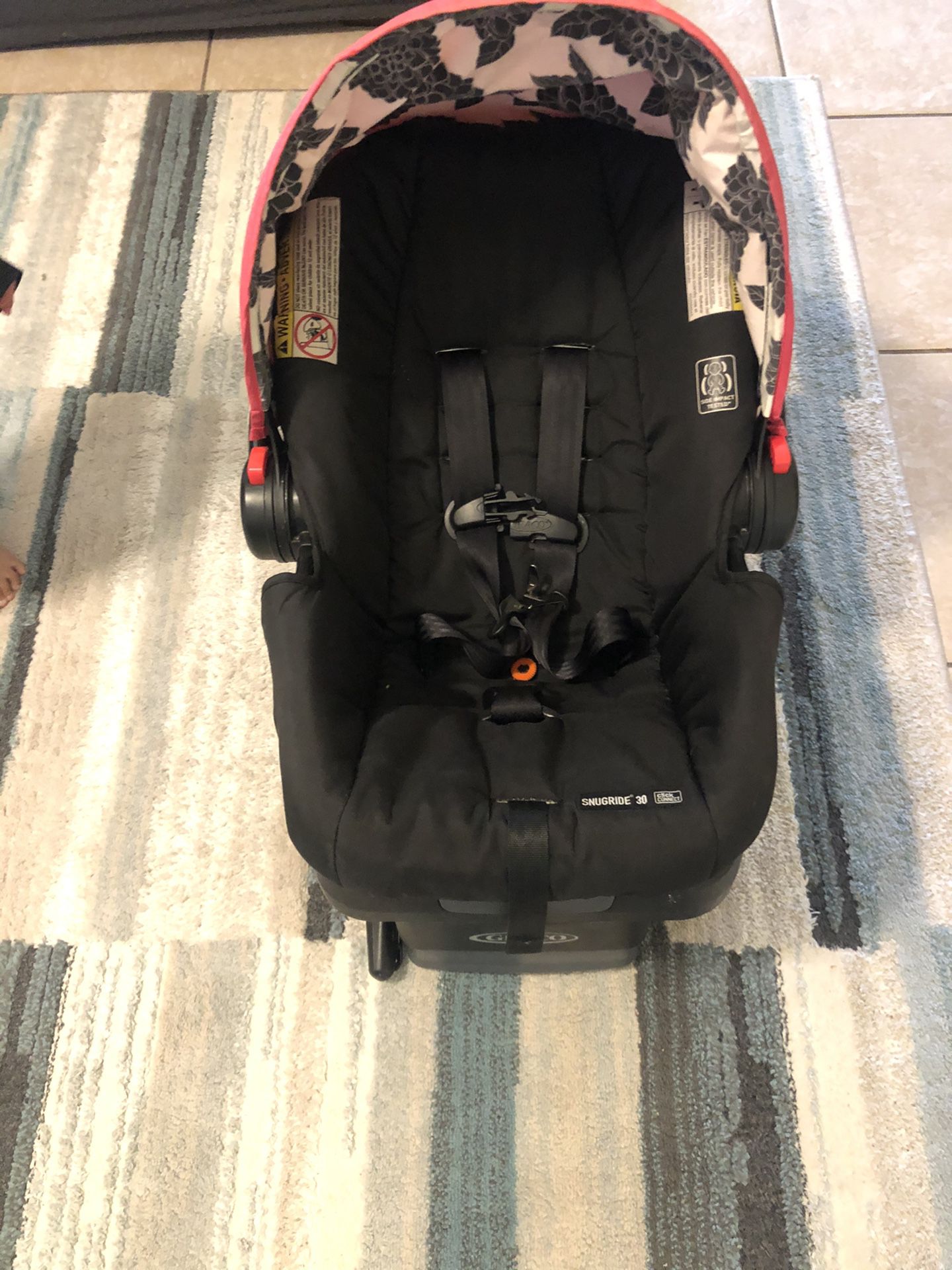 Graco infant car seat.. attachment latche.. 2 bases