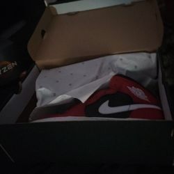 Jordan 1 Mid Gym Red 