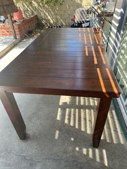Dining Room Table & Chairs