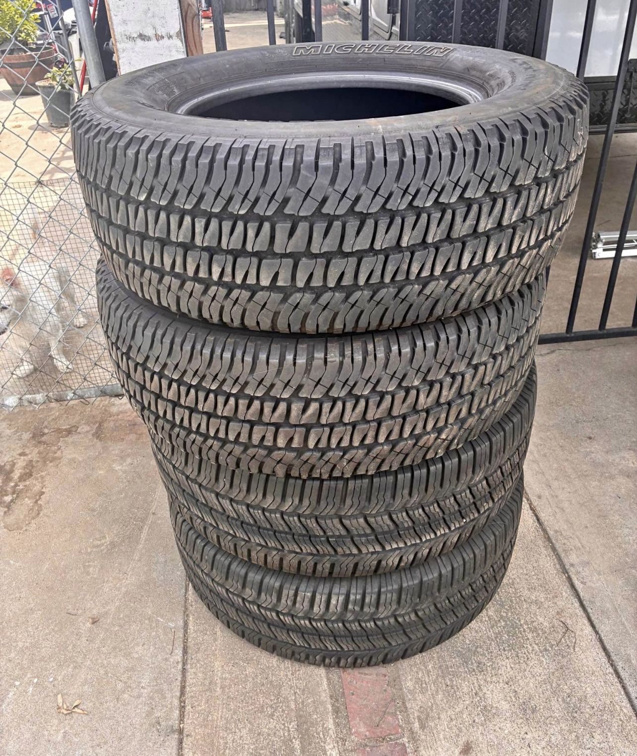 265/70/17 Michelin vendo un set de llantas usadas excelente condiciones de vida las 4 ✅🤩I am selling a set of used tires, all 4 in excellent living c