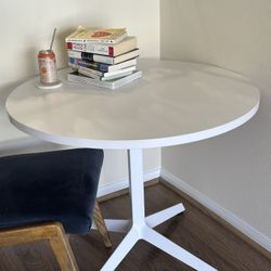 36” White Round Dining Table (Great Condition)