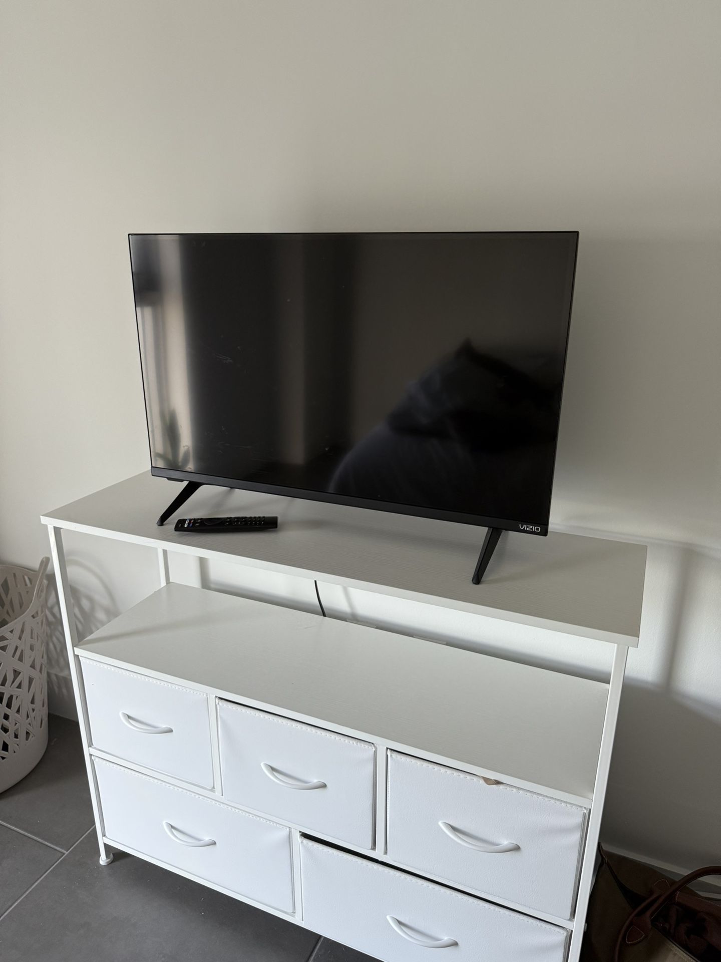 28 Inch Vizio TV