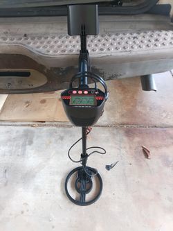 METAL DETECTOR WITH HEADPHONES WORKS GREAT