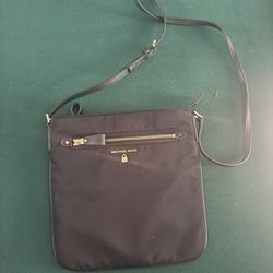 👜 MK black shoulder bag – simple & clean 👜 MK tan shoulder bag w/ tassel – big & boujee 🎒 MK black crossbody – chill everyday style 👛 MK black wal