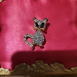 Vintage Goldtone Rhinestone Cat Brooch Pin Green Crystal Eyed 1.
25" F8 
