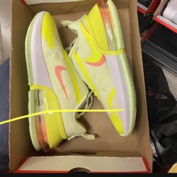 NEW- Never Worn Women’s Nike sz7.5