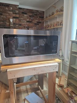 Black and decker countertop microwave. 2.2 cf