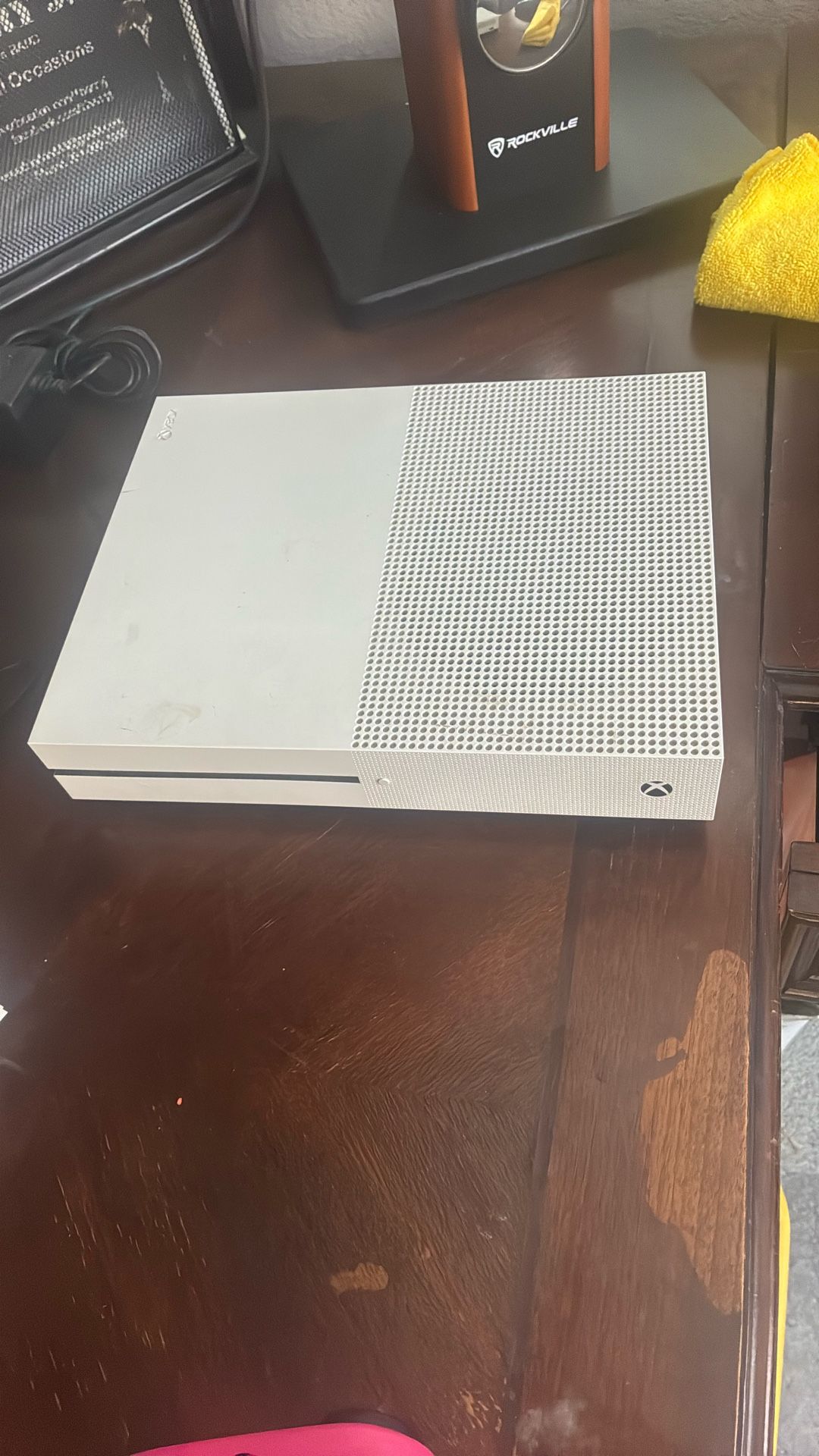 XBOX ONE S COMES WITH CONTROLLER AND HDMI