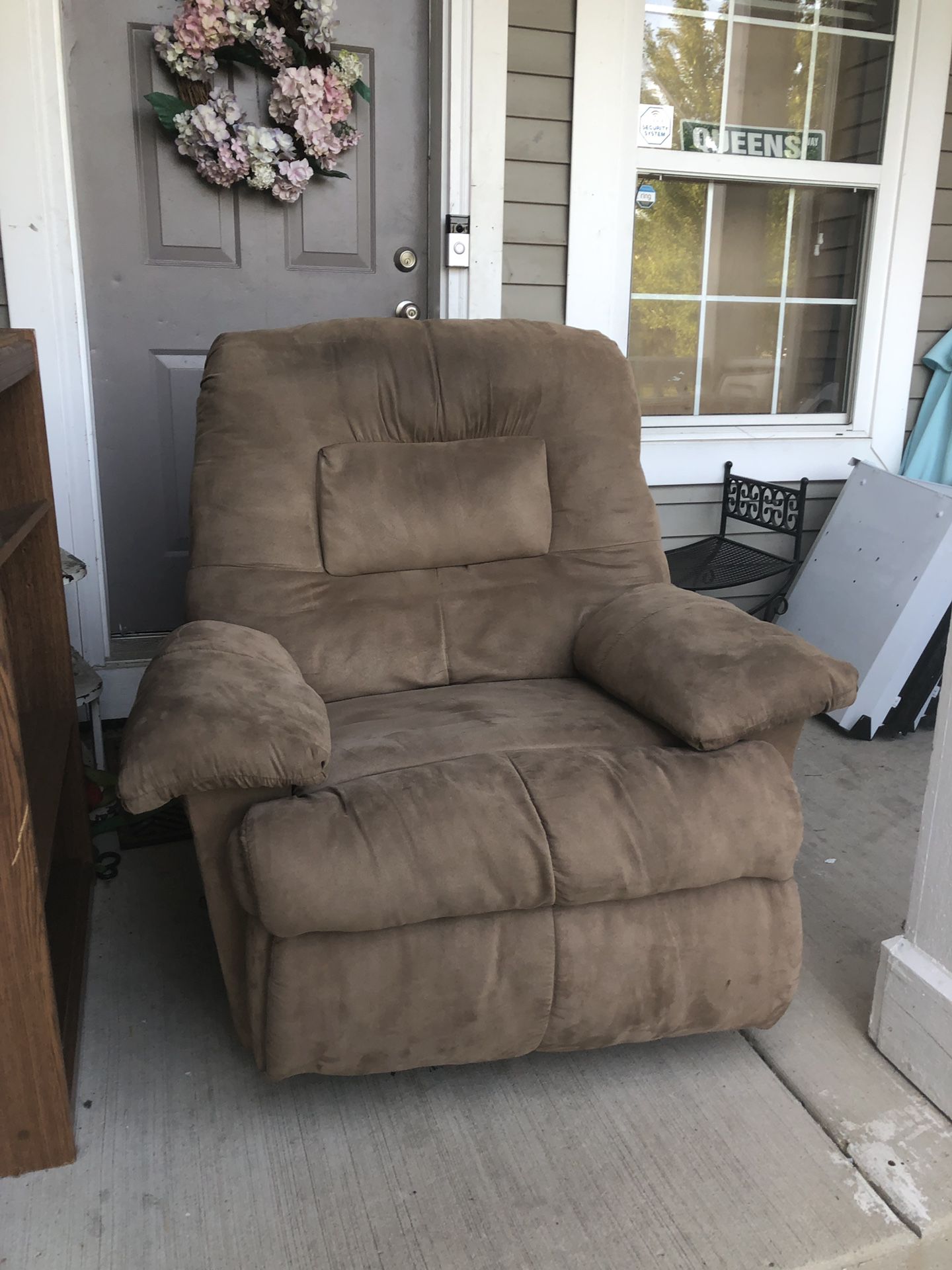 Lay-Z-Boy Reclining Oversized Large Plush Rocking Recliner Chair Brown Beige Holds 700lbs EXCELLENT CONDITION