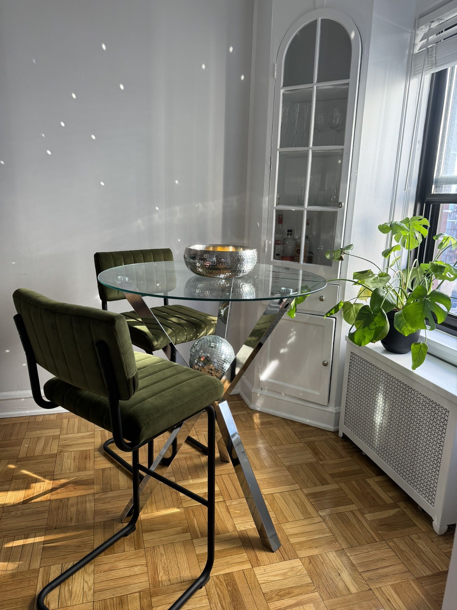 Round Glass Top Metal Base Dining Table