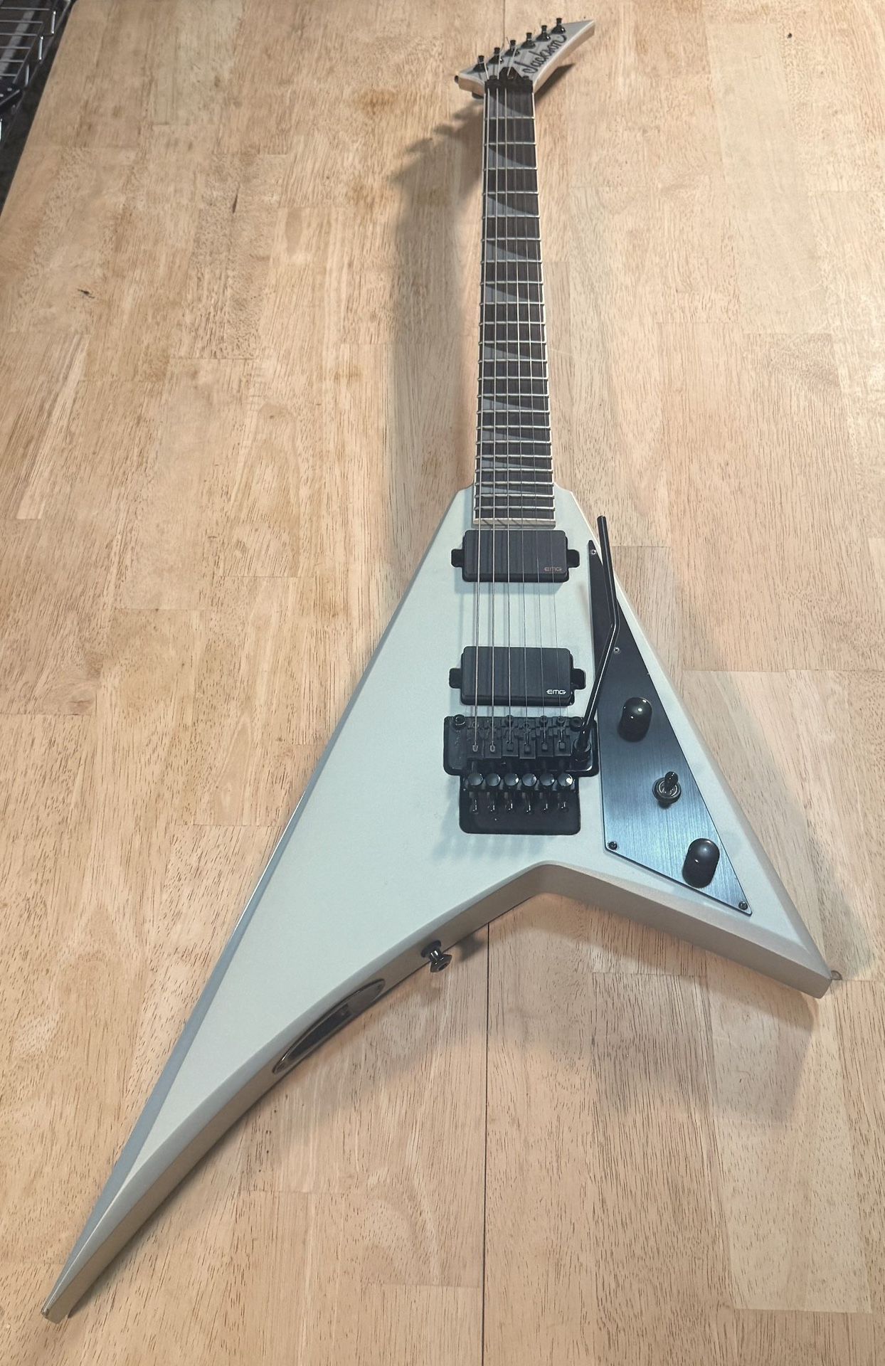 Jackson Rhoads V – EMG Active Pickups, Floyd Rose, SKB Case – Excellent