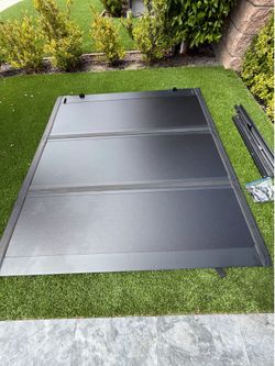Hard Tri-Fold Low profile tonneau bed cover for Toyota Tundra