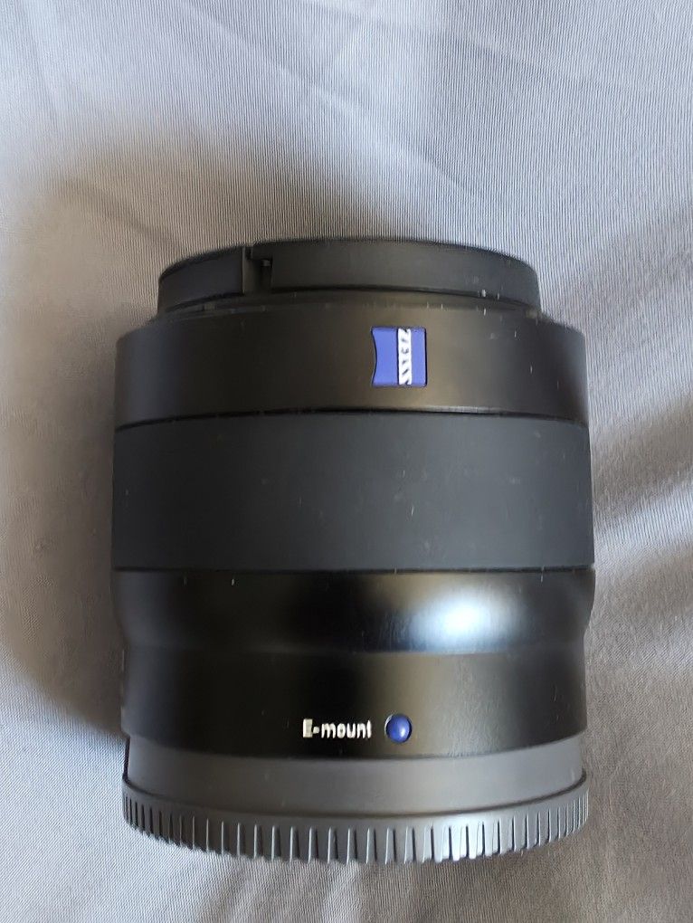 Zeiss Touit 1.8/32 Sony e-mount lens APS-C format