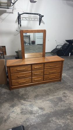 Oak dresser w/mirror & (2) nightstands