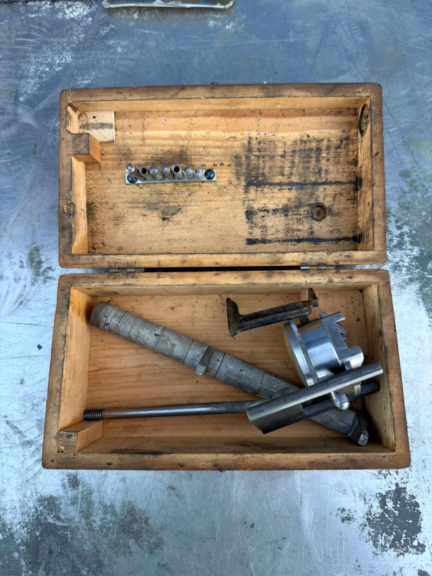 precision measuring tool used to measure internal dimensions