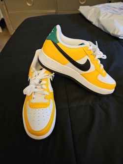 Yellow/white Nike Air size 6Y