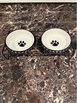 Pet food bowls