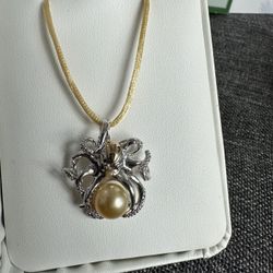❤️VALENTINE’S DAY SALE❣️ Na Hoku Pearl Factory Golden South Sea Pearl set 14k gold & silver octopus pendant. South Sea pearls are the rarest pearls in