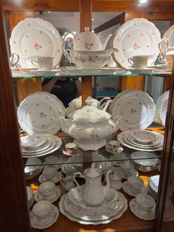 Johann Haviland Bavaria “Rosebud” China full 12 piece place settings +++ with China cabinet