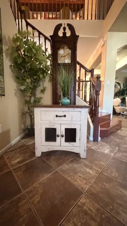 Pueblo white end table farmhouse style in excellent condition