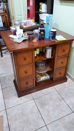 Kitchen breakfast / dinner table with organizer for glasses and bottle storage