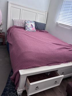 White Wooden Queen Bedframe with Drawers