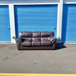 Leather Couch for sale! 🚛🚛 FREE DELIVERY 🚛🚛