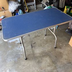 Dog grooming table
