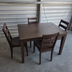 New costco Carson Dining Table and 4 Chairs
Solid wood high quality