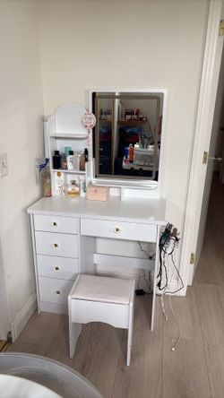Vanity desk set