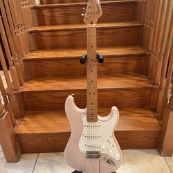Squier Stratocaster (Mint) w/ Hardshell Case, Fender Amp
