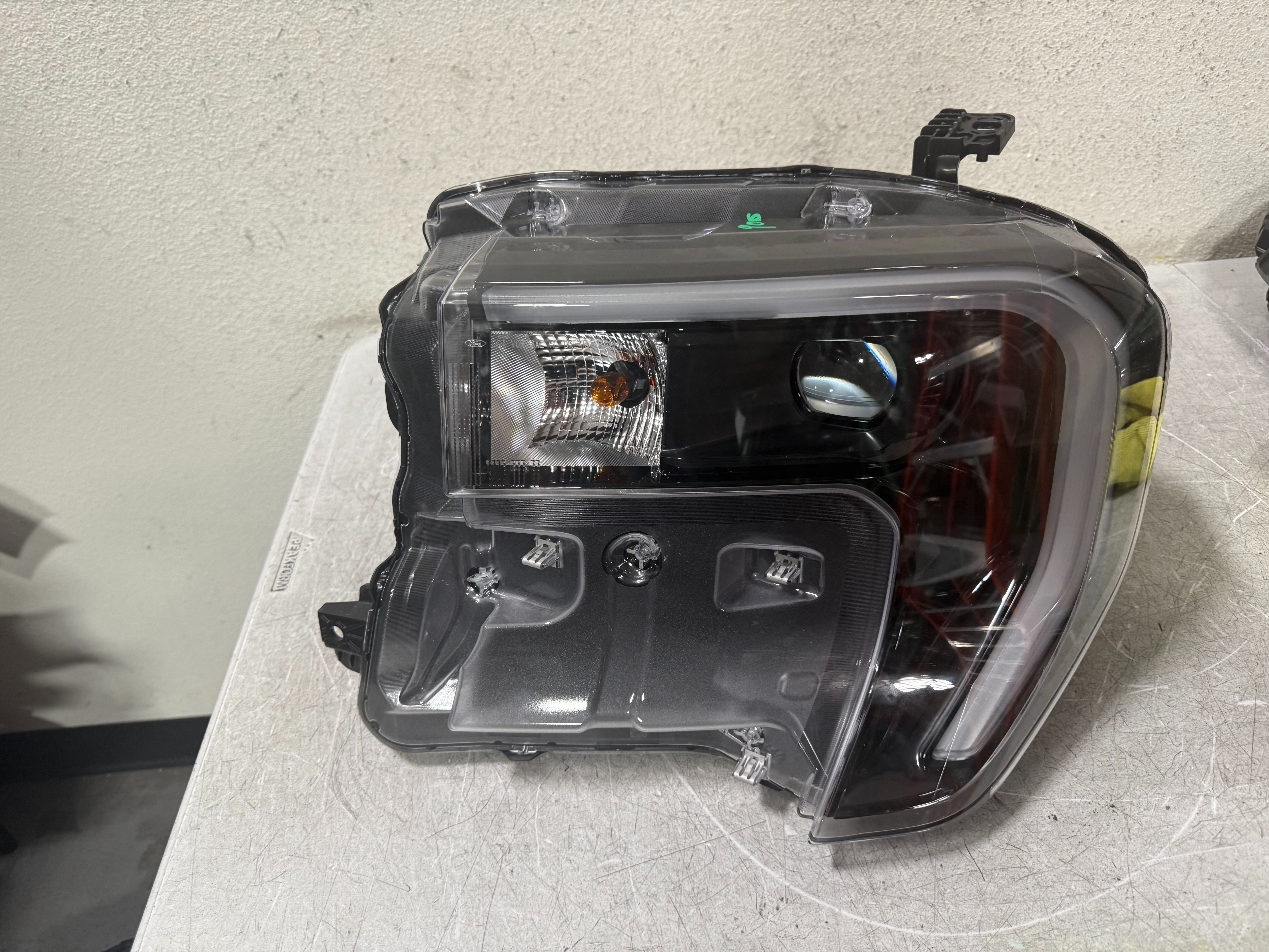 FORD MAVRICK LEFT HEADLIGHT 2025