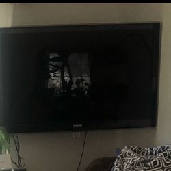 Samsung 65 Inch Flat Screen TV With Tv Mount Chrome Cast