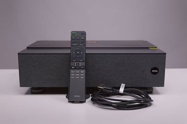BenQ V7050i UST Projector