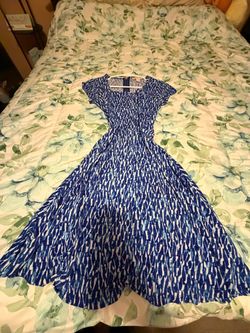 Michael Kors Size XS Blue/White Abstract T-Shirt Midi Dress Round Neck