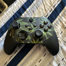 4 Xbox Controllers