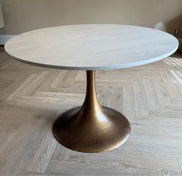 Round Tulip Entry/Dining Table – Vicostone Quartz Top & Cast Aluminum Base