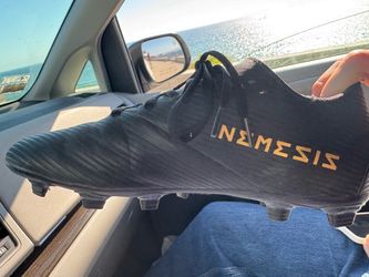 Adidas Nemeziz Men’s soccer cleats -size 10 black