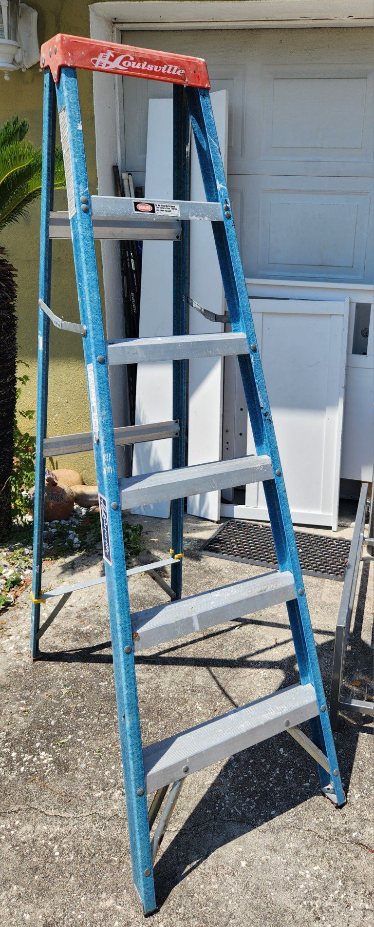 Louisville Fiberglass 6'ft Ladder, 200 Lb. Capacity, Good Working Condition 