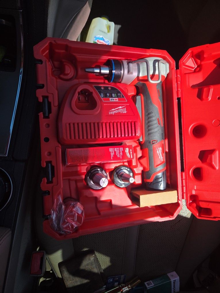 M12 12-Volt Lithium-Ion Cordless ProPEX Expansion Tool Kit with (2) 1.5Ah Batteries, (3) Expansion Heads and Hard Case