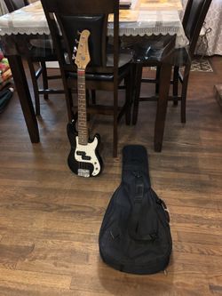 Giutar (Bass) J Reynolds, youth size, good condition.