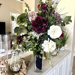 Large designer floral arrangement - like new. Large and tall. Very nice. Pickup only. Original cost was $250